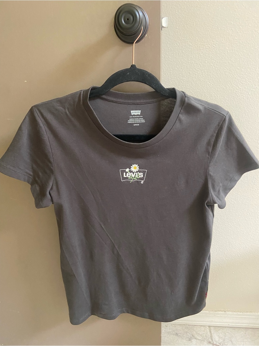 Levi's Black Short-Sleeve Crewneck Tee with Daisy Logo
